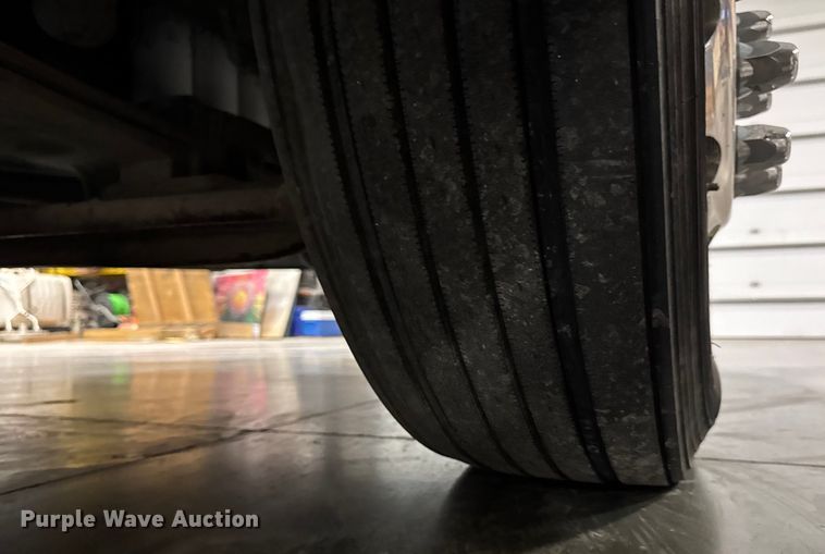 image for item EA2233 2002 Volvo VNL semi truck