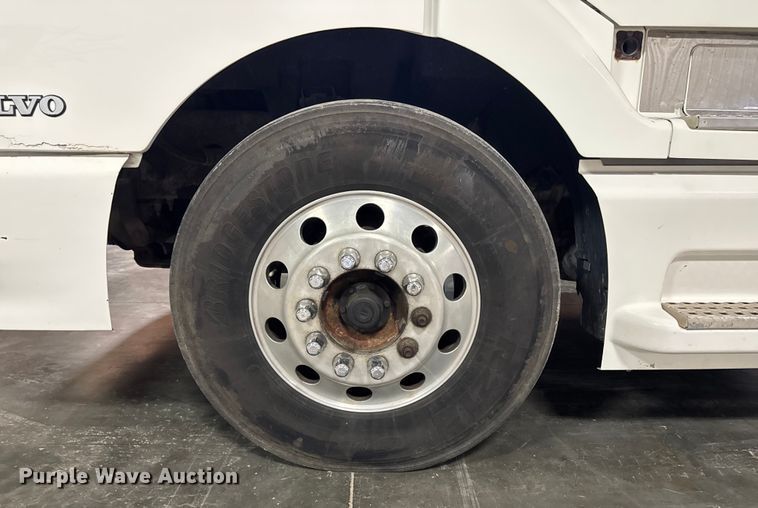 image for item EA2233 2002 Volvo VNL semi truck