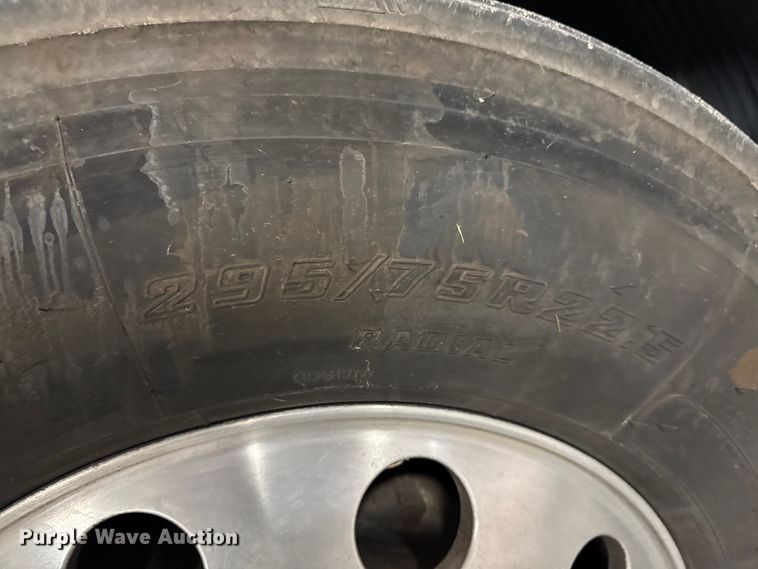 image for item EA2233 2002 Volvo VNL semi truck