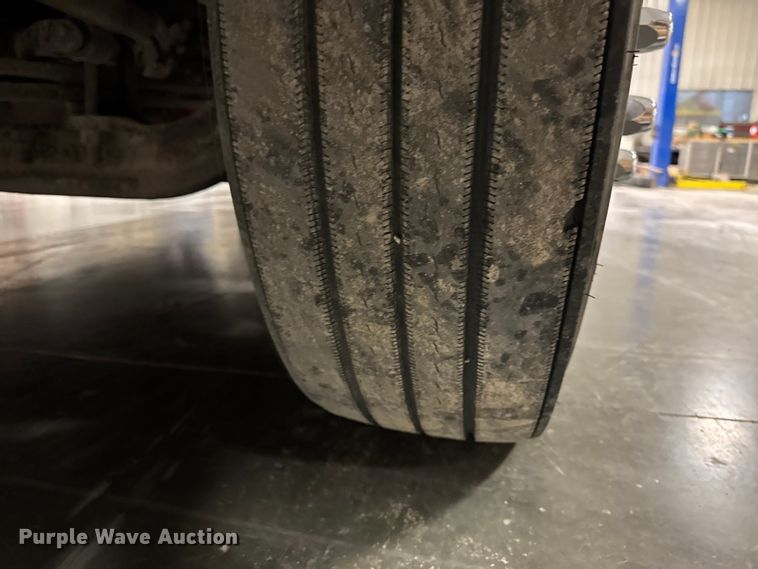 image for item EA2233 2002 Volvo VNL semi truck