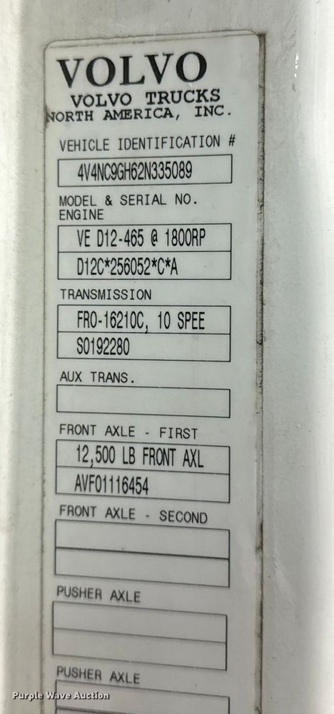 image for item EA2233 2002 Volvo VNL semi truck