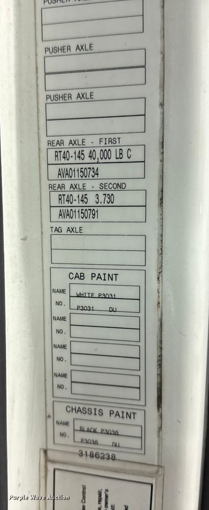 image for item EA2233 2002 Volvo VNL semi truck