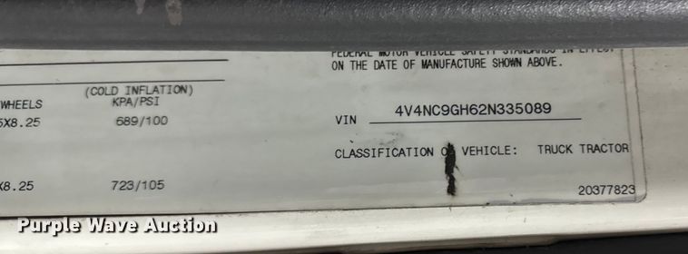 image for item EA2233 2002 Volvo VNL semi truck