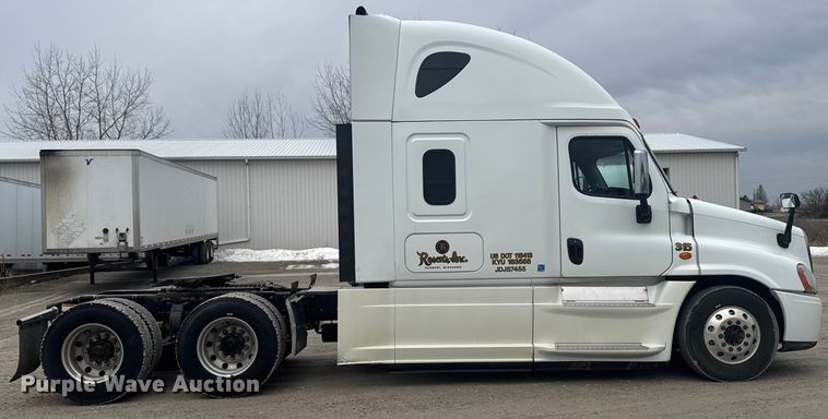 image for item EA2234 2018 Freightliner Cascadia semi truck