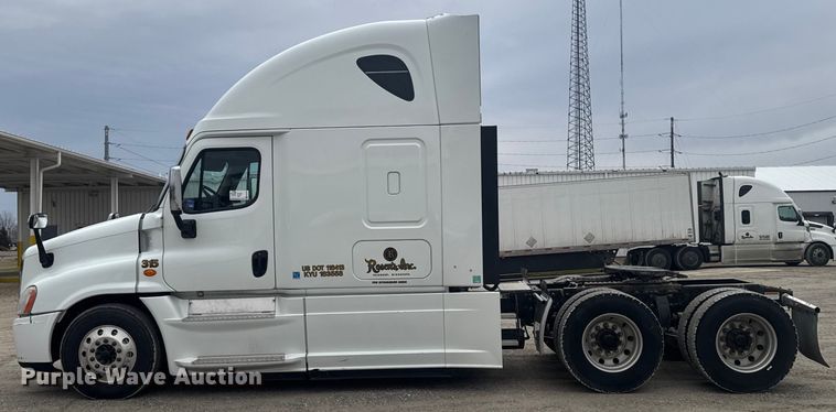 image for item EA2234 2018 Freightliner Cascadia semi truck