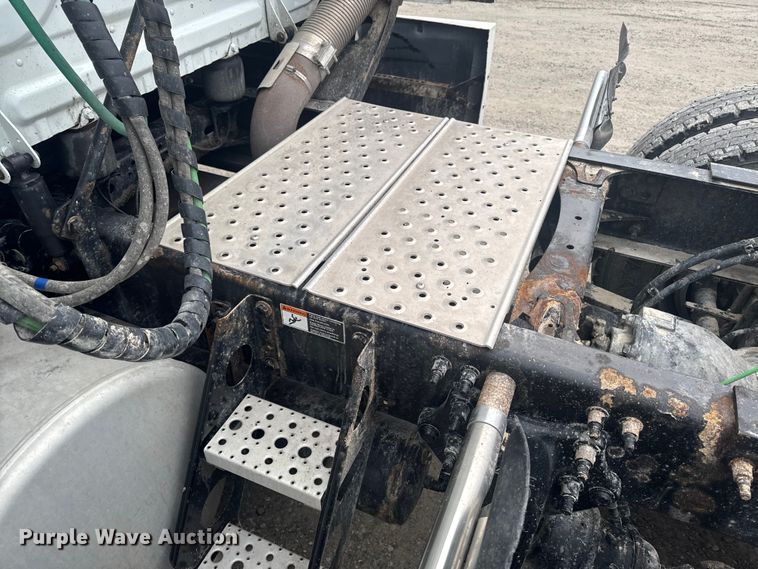 image for item EA2234 2018 Freightliner Cascadia semi truck