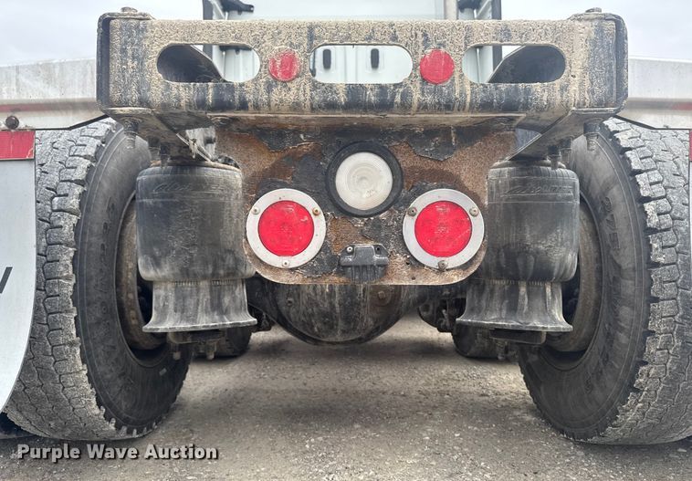 image for item EA2234 2018 Freightliner Cascadia semi truck