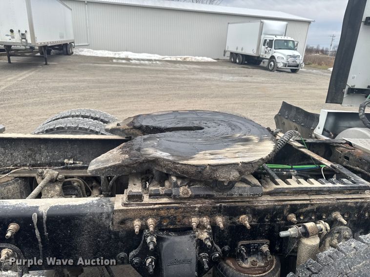 image for item EA2234 2018 Freightliner Cascadia semi truck