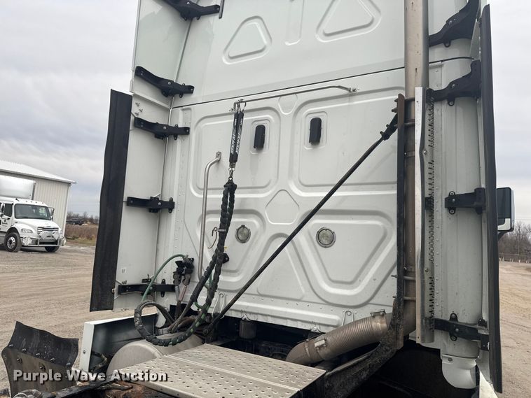 image for item EA2234 2018 Freightliner Cascadia semi truck