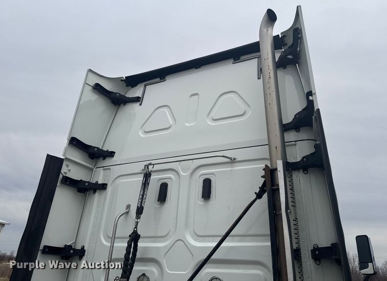 image for item EA2234 2018 Freightliner Cascadia semi truck