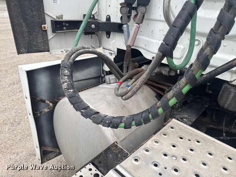 image for item EA2234 2018 Freightliner Cascadia semi truck