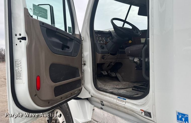 image for item EA2234 2018 Freightliner Cascadia semi truck