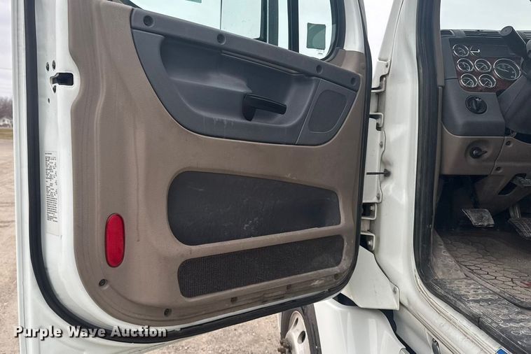 image for item EA2234 2018 Freightliner Cascadia semi truck