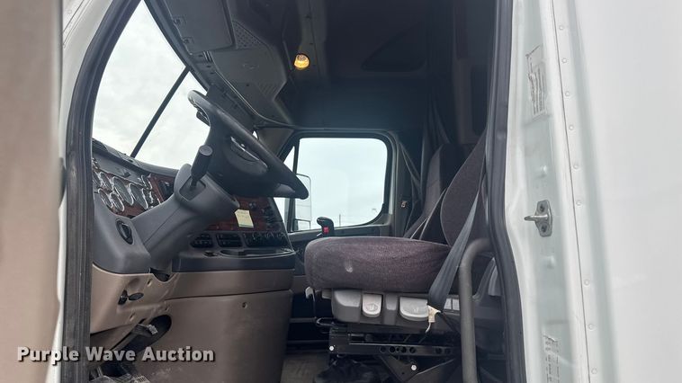 image for item EA2234 2018 Freightliner Cascadia semi truck