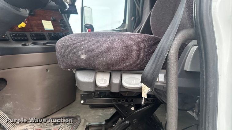 image for item EA2234 2018 Freightliner Cascadia semi truck