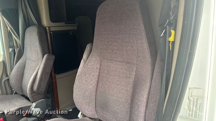 image for item EA2234 2018 Freightliner Cascadia semi truck