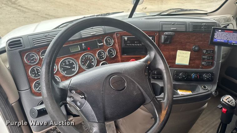 image for item EA2234 2018 Freightliner Cascadia semi truck