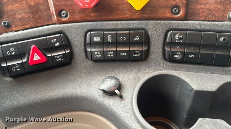 image for item EA2234 2018 Freightliner Cascadia semi truck