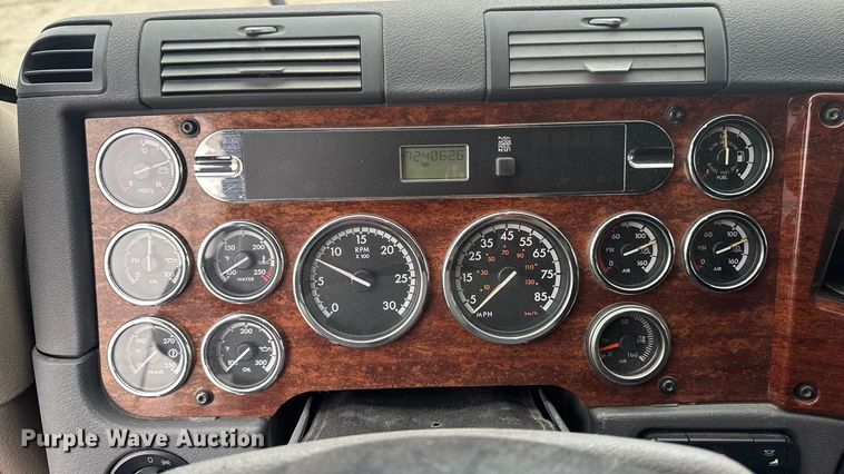 image for item EA2234 2018 Freightliner Cascadia semi truck