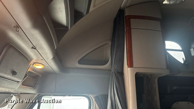 image for item EA2234 2018 Freightliner Cascadia semi truck