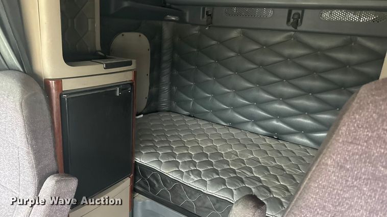 image for item EA2234 2018 Freightliner Cascadia semi truck