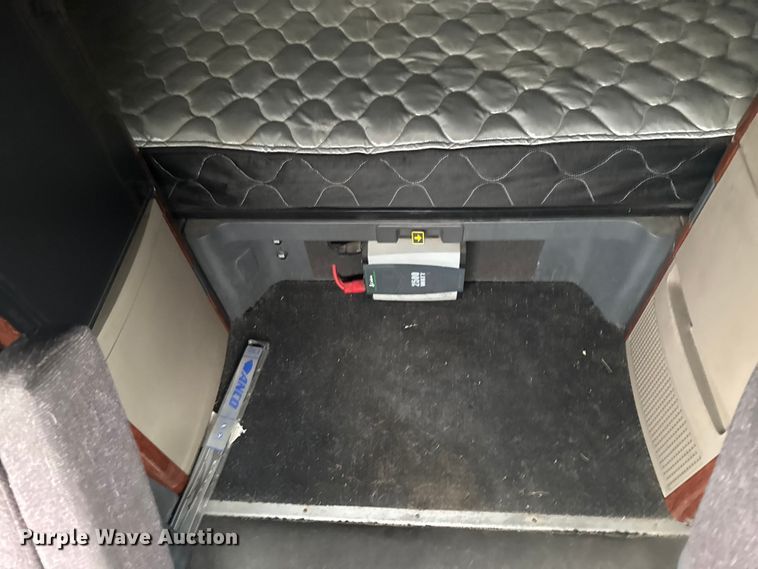 image for item EA2234 2018 Freightliner Cascadia semi truck