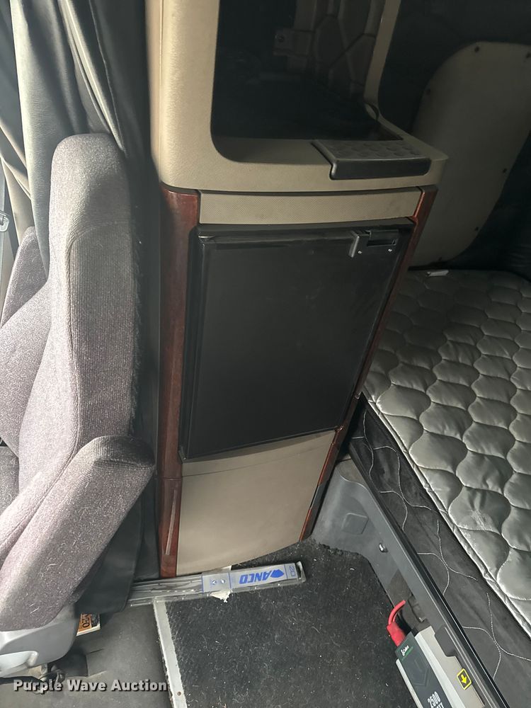 image for item EA2234 2018 Freightliner Cascadia semi truck