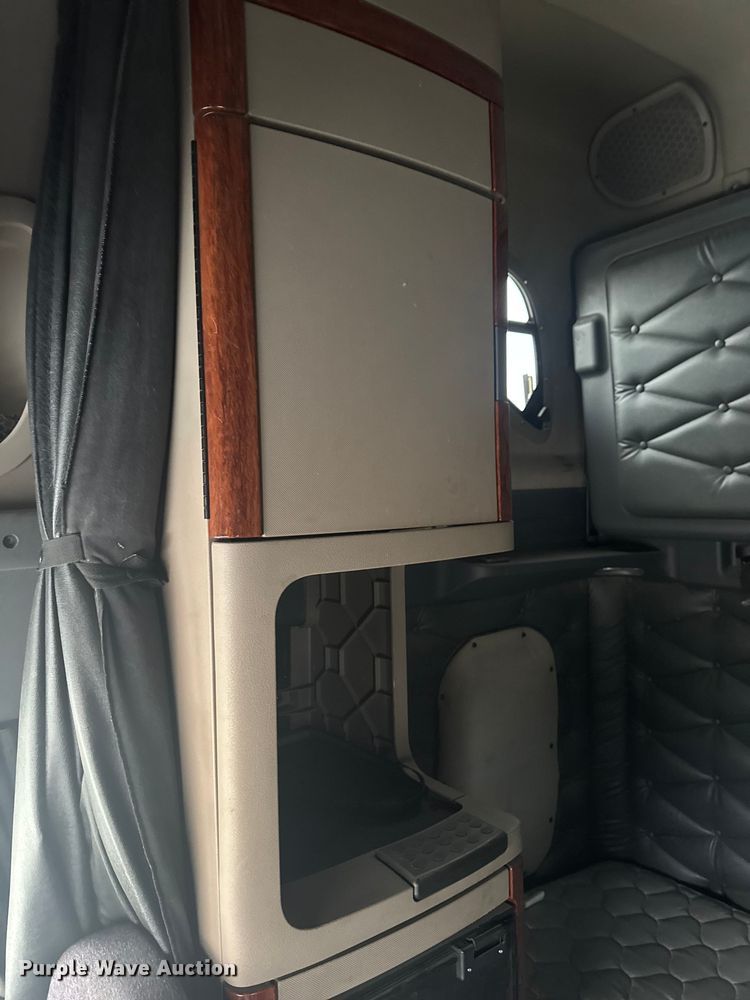 image for item EA2234 2018 Freightliner Cascadia semi truck