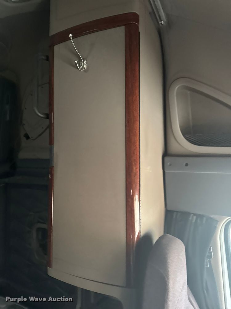 image for item EA2234 2018 Freightliner Cascadia semi truck