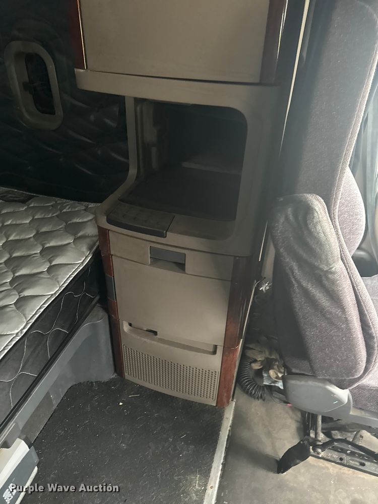 image for item EA2234 2018 Freightliner Cascadia semi truck