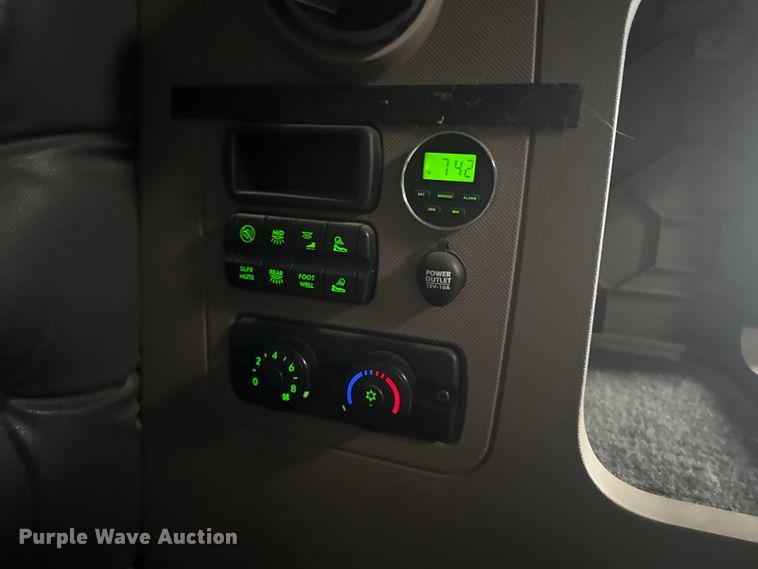 image for item EA2234 2018 Freightliner Cascadia semi truck