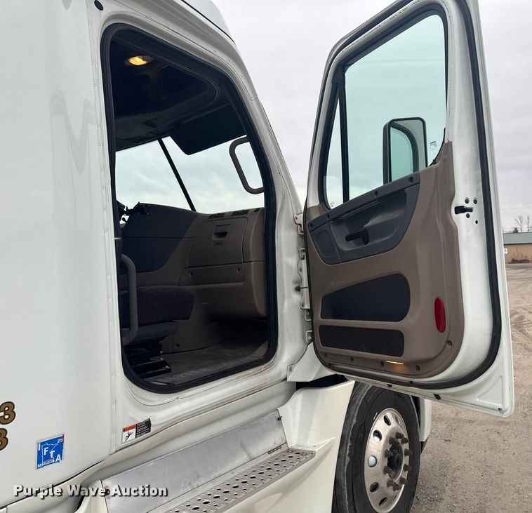 image for item EA2234 2018 Freightliner Cascadia semi truck