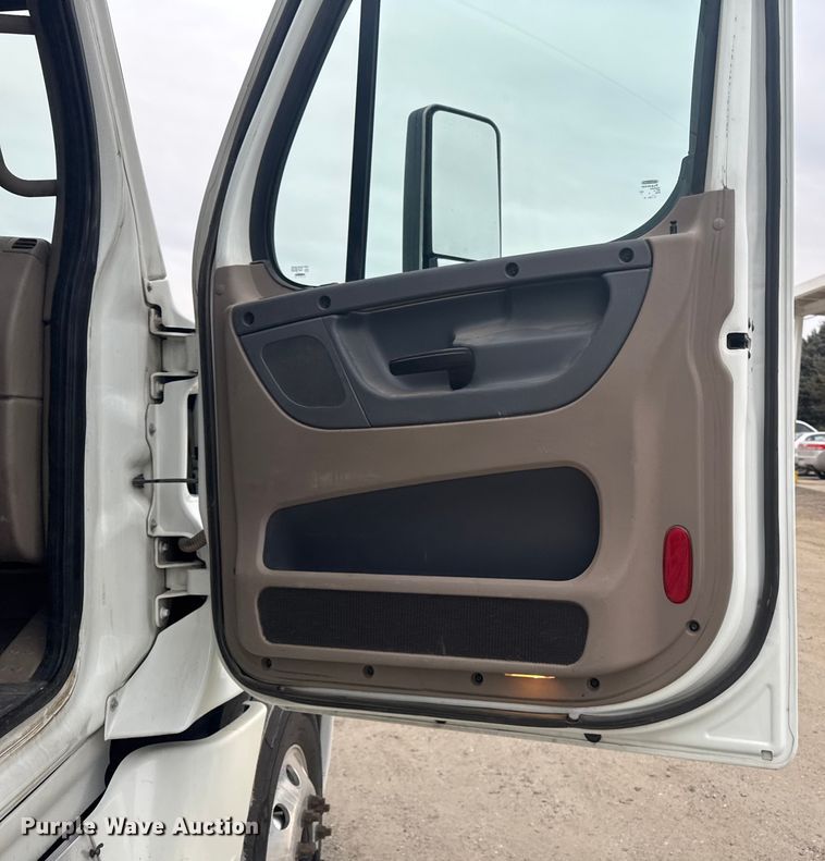 image for item EA2234 2018 Freightliner Cascadia semi truck