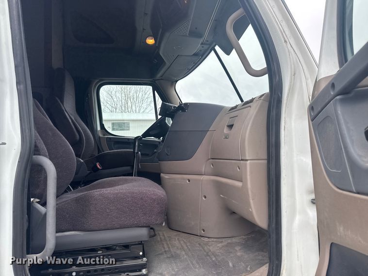 image for item EA2234 2018 Freightliner Cascadia semi truck