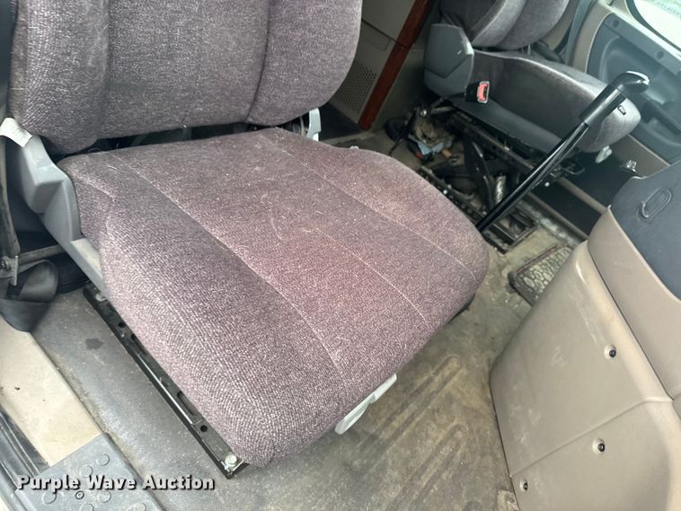 image for item EA2234 2018 Freightliner Cascadia semi truck