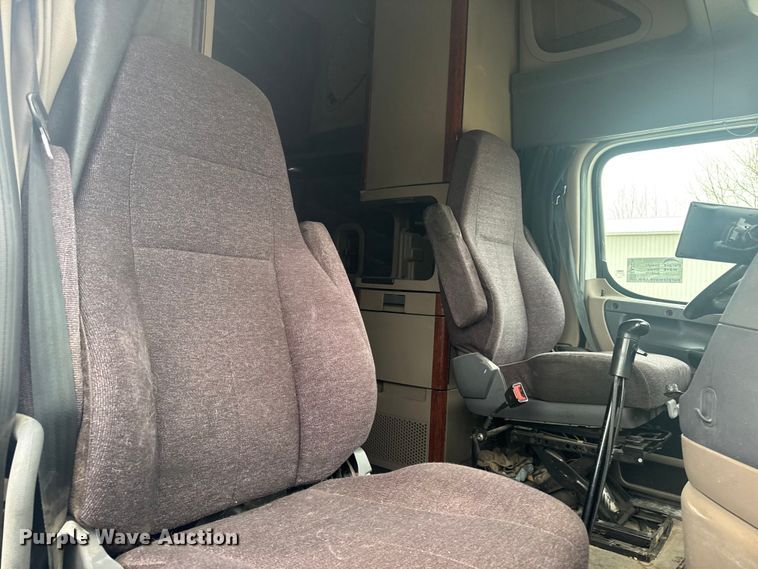 image for item EA2234 2018 Freightliner Cascadia semi truck