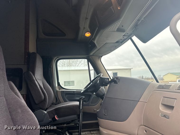 image for item EA2234 2018 Freightliner Cascadia semi truck