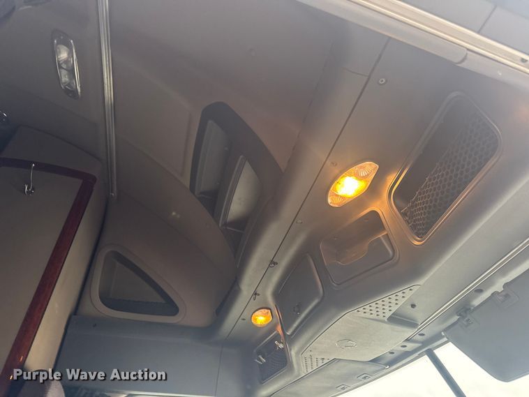 image for item EA2234 2018 Freightliner Cascadia semi truck