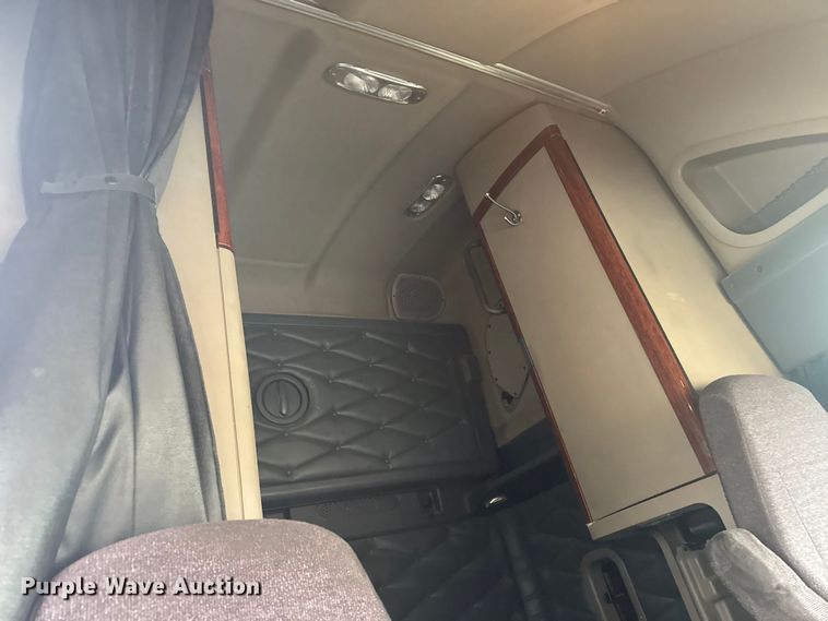 image for item EA2234 2018 Freightliner Cascadia semi truck