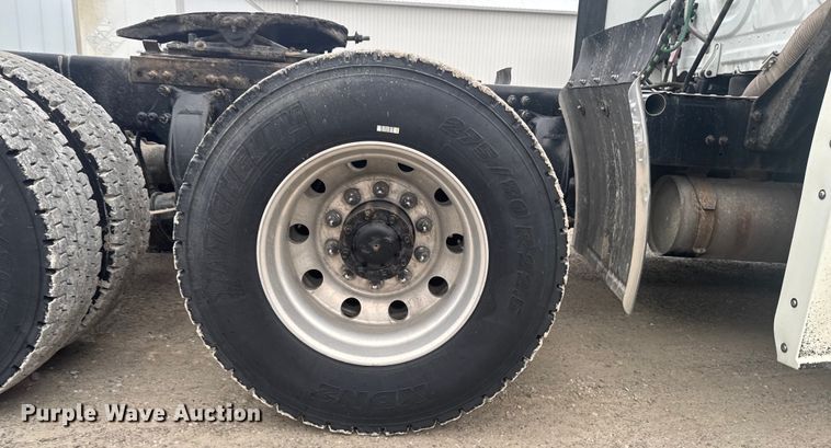 image for item EA2234 2018 Freightliner Cascadia semi truck