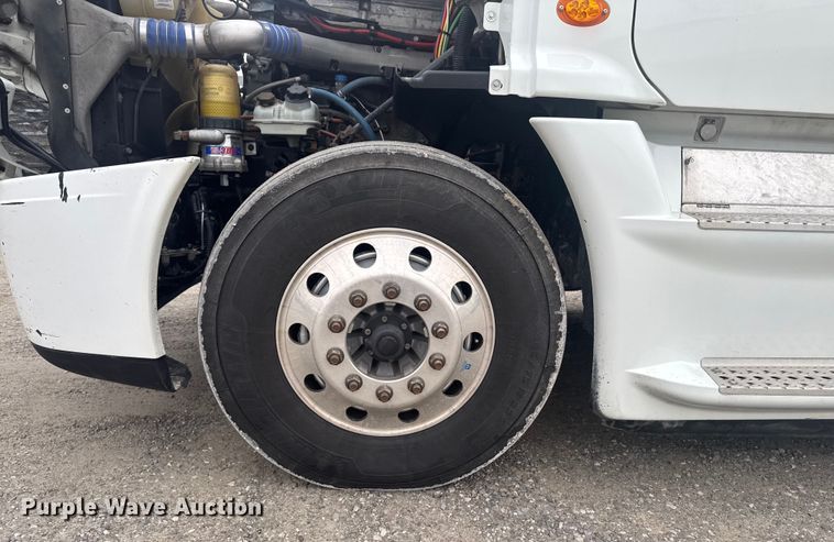 image for item EA2234 2018 Freightliner Cascadia semi truck