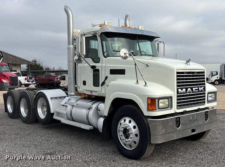 image for item EA7899 2006 Mack CHN semi truck