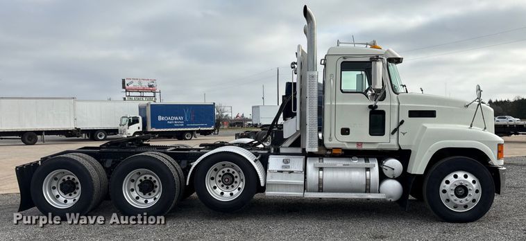 image for item EA7899 2006 Mack CHN semi truck
