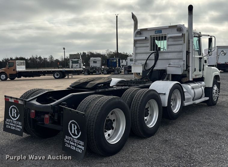 image for item EA7899 2006 Mack CHN semi truck