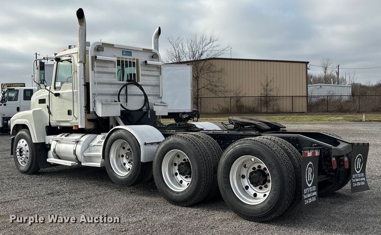 image for item EA7899 2006 Mack CHN semi truck