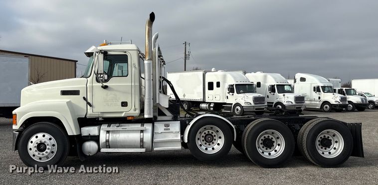 image for item EA7899 2006 Mack CHN semi truck