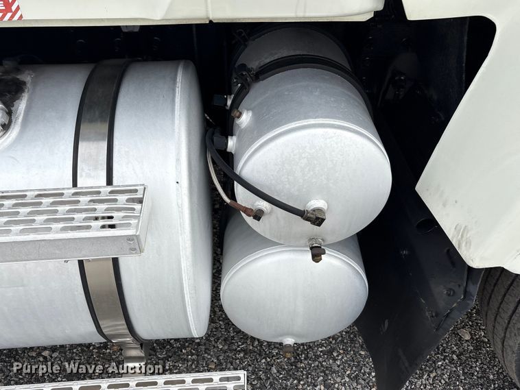 image for item EA7899 2006 Mack CHN semi truck