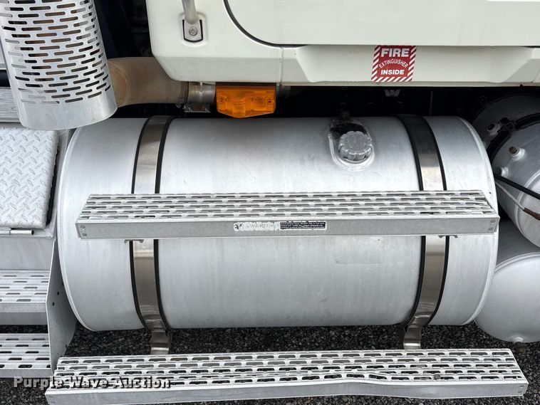 image for item EA7899 2006 Mack CHN semi truck