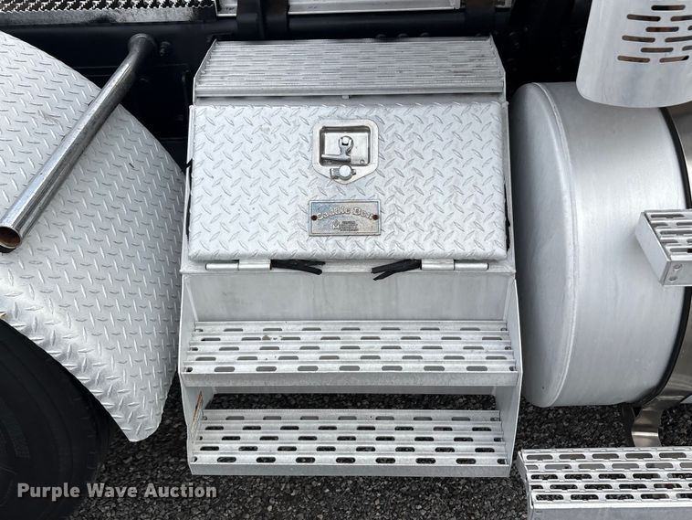 image for item EA7899 2006 Mack CHN semi truck