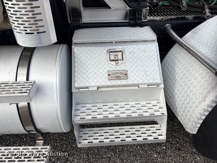 image for item EA7899 2006 Mack CHN semi truck